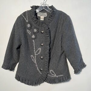 NICK & MO Coquette Floral / Ruffle Trim 3/4 SLV Heather Grey Button Jacket SZ M